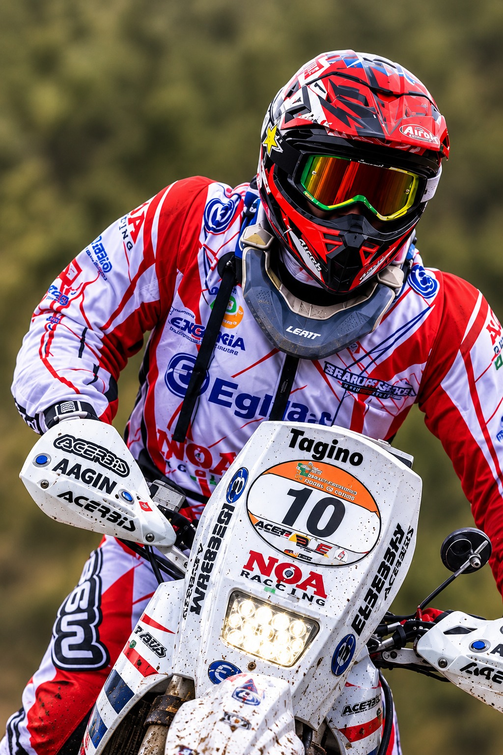 João Tagino pilotando a moto de rally número 10