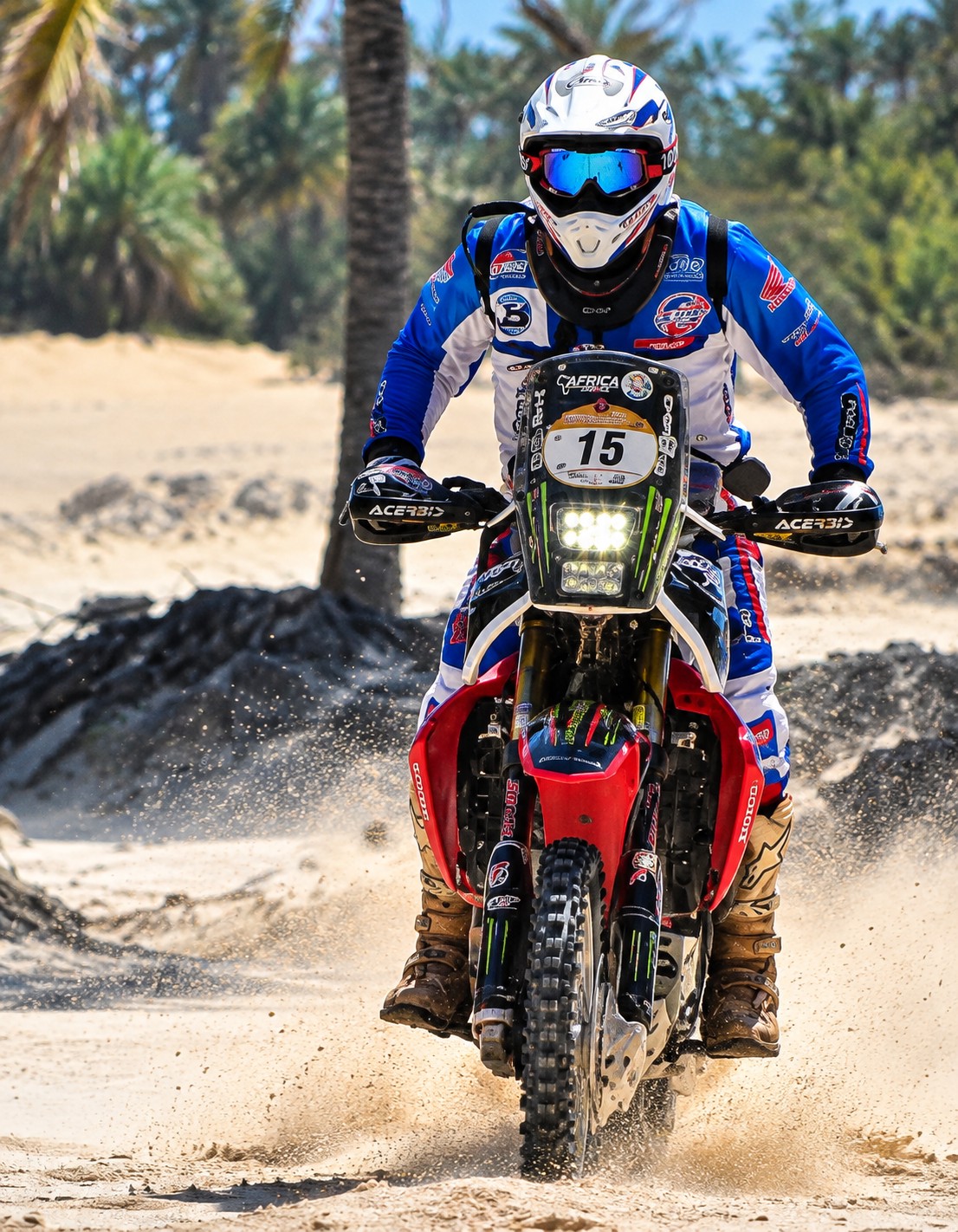 João Tagino pilotando a moto número 15 na areia