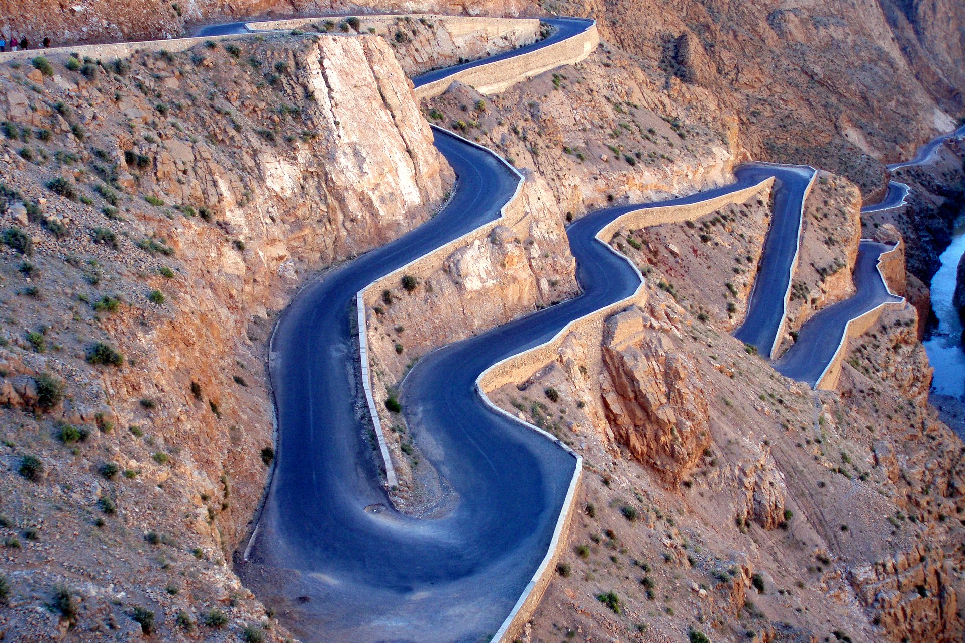 Estrada em curvas nas Gargantas do Dadès, vista do alto
