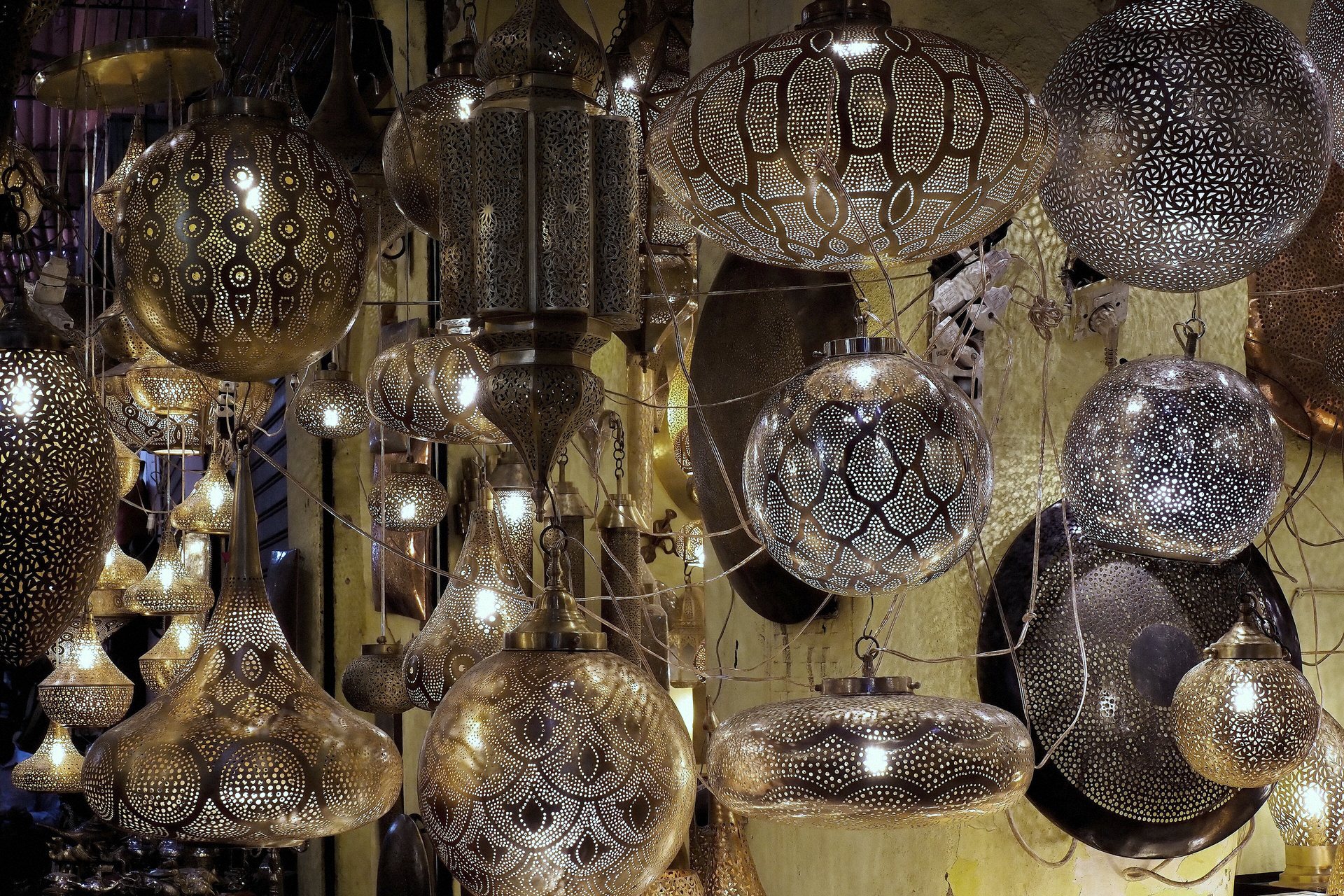 Lanternas de metal acesas num souk da medina de Marrakech