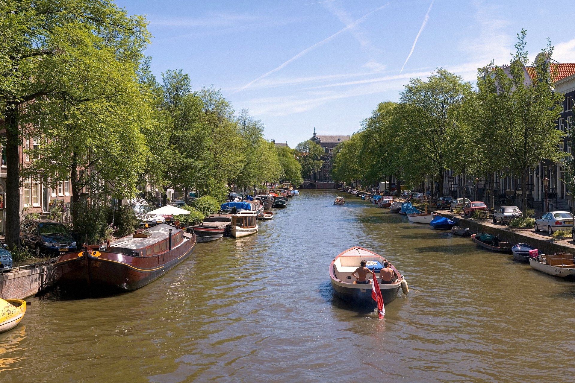 Canal com barcos em Amsterdã