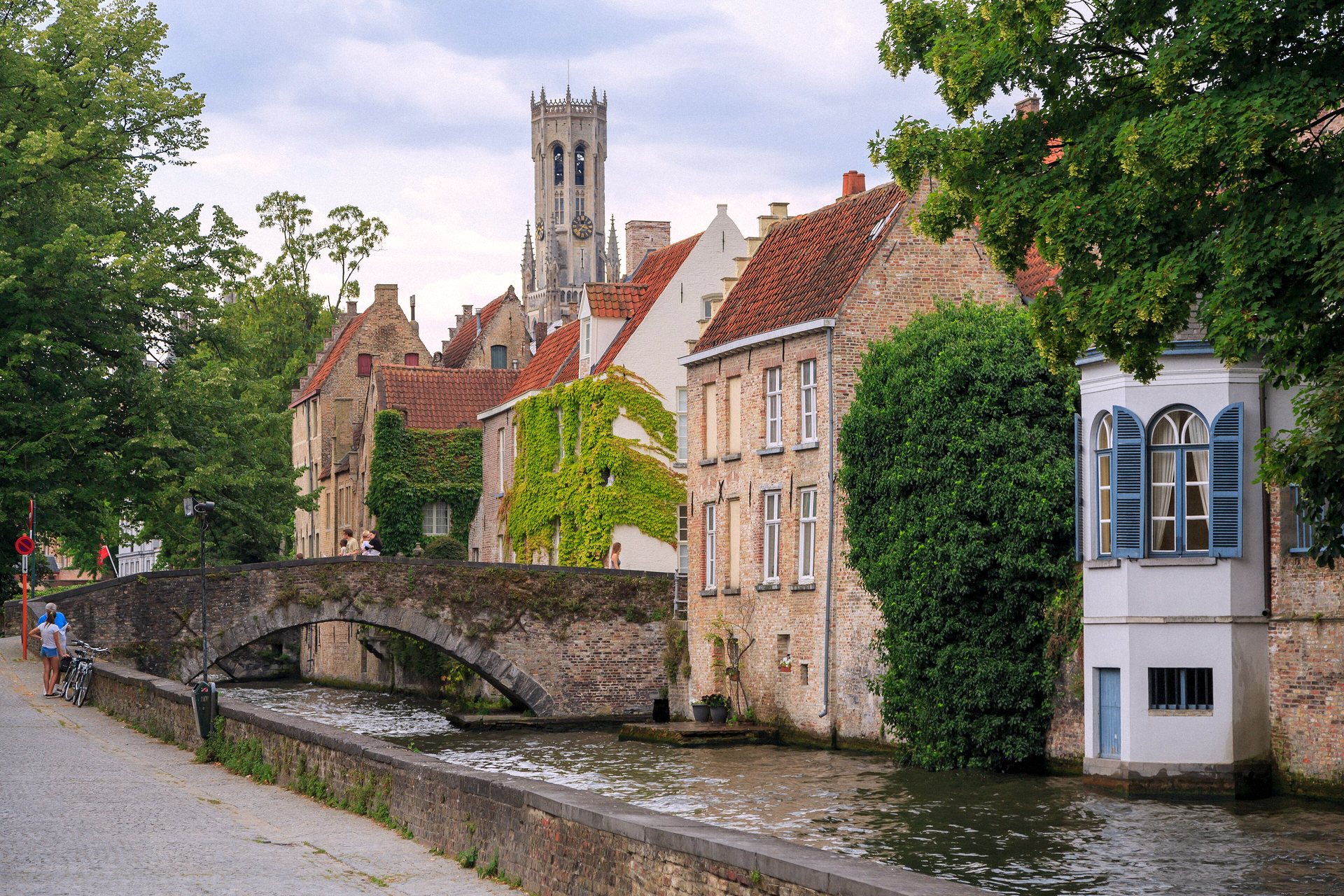 Canal e casas de tijolo em Bruges