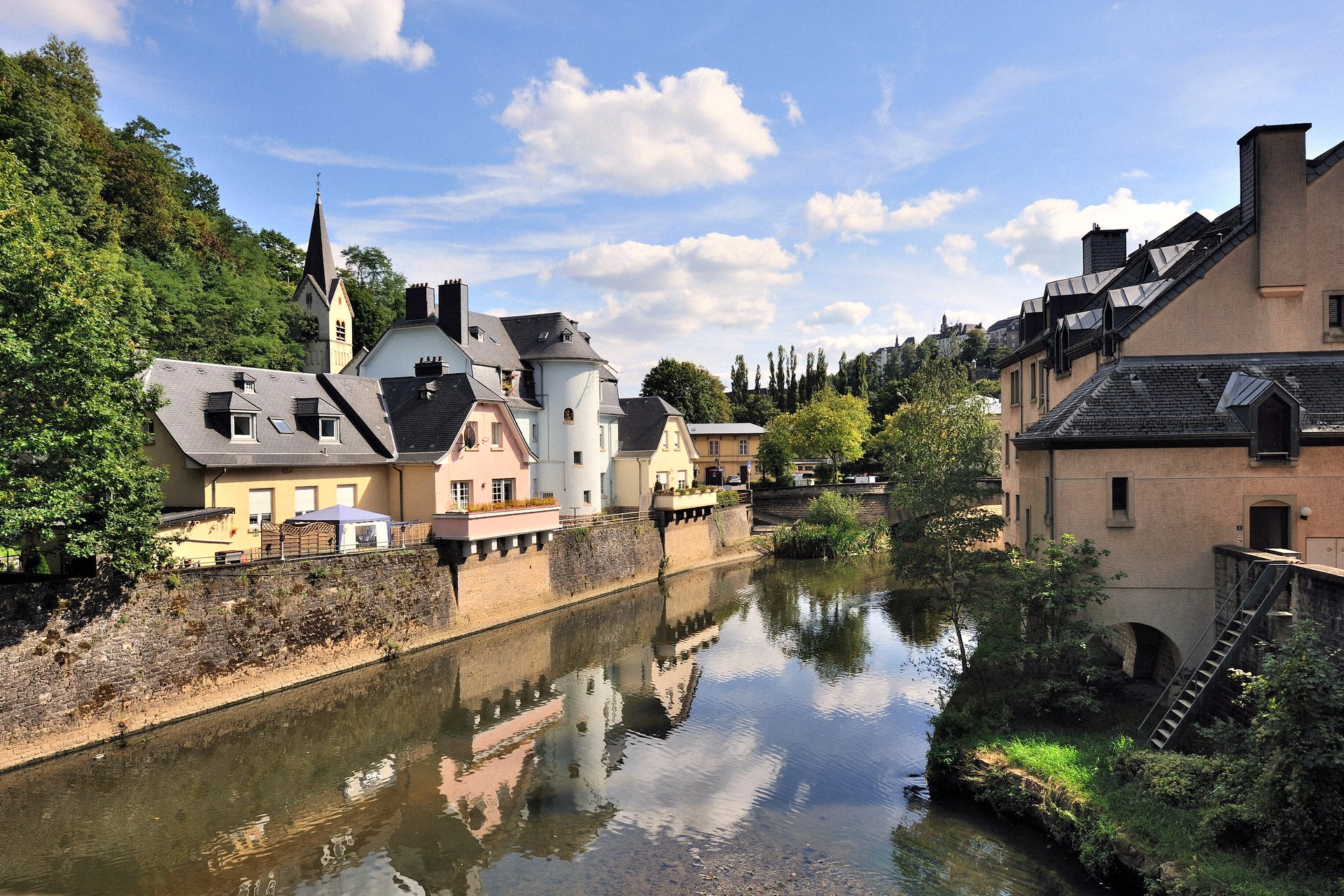 Casas à beira do rio Alzette, no bairro de Pfaffenthal