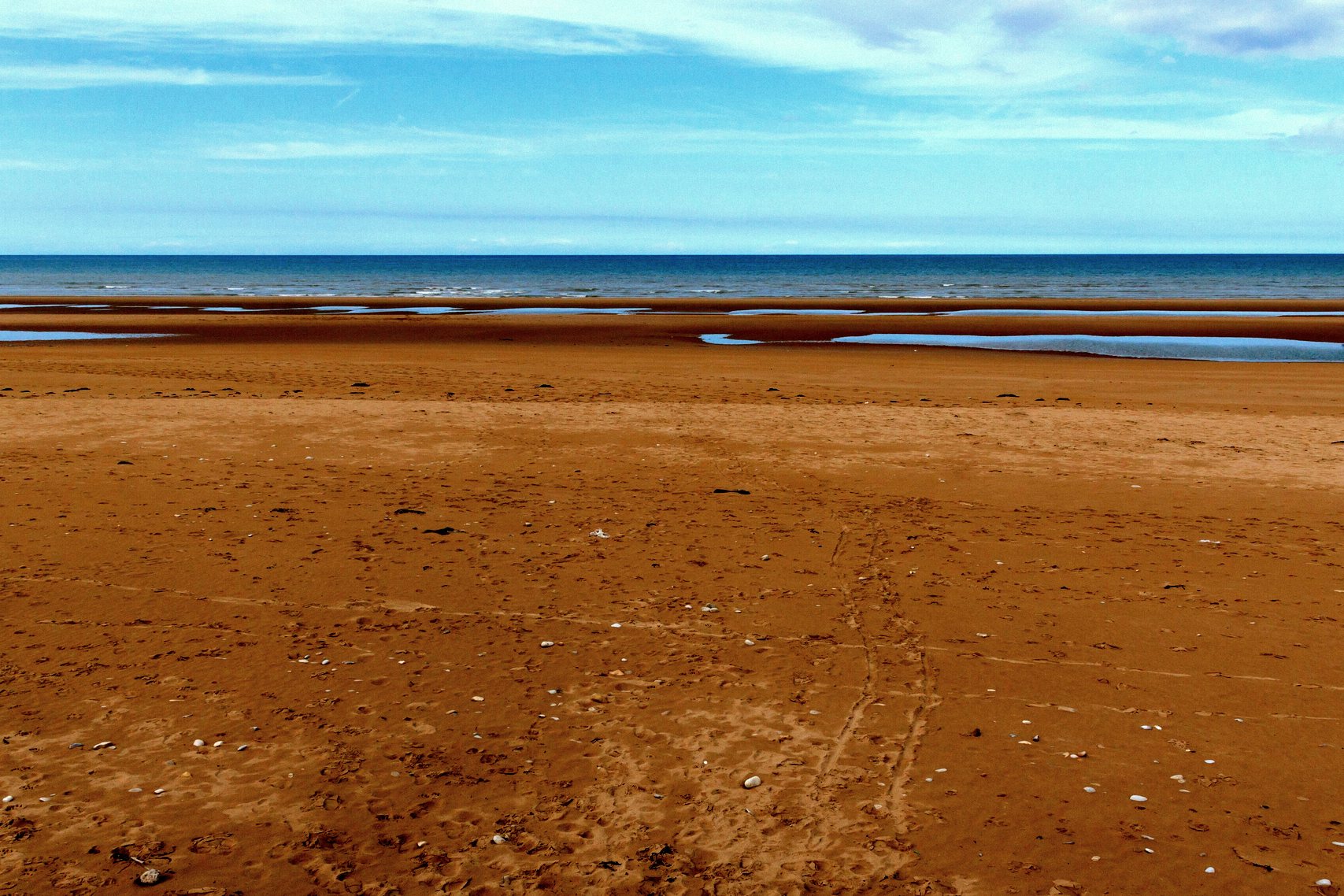 Areia e mar da Praia de Omaha, na Normandia