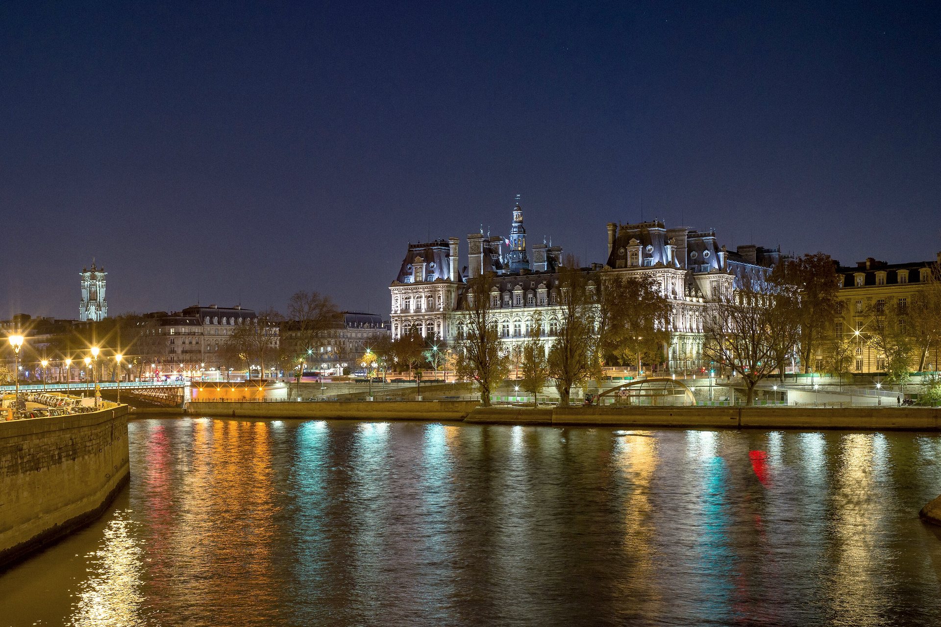 Rio Sena e a prefeitura de Paris iluminados à noite