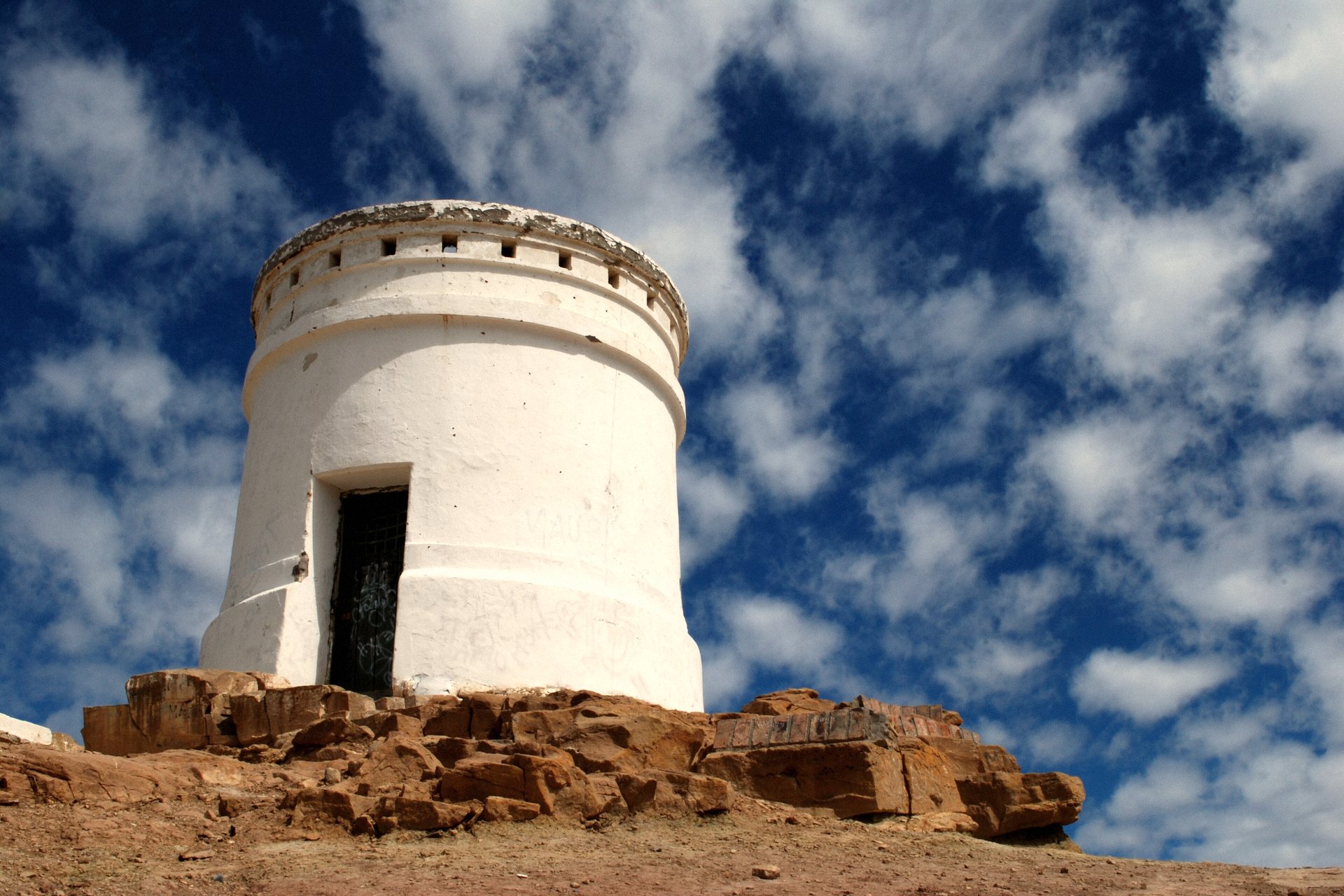 Torreão branco do antigo forte de Chos Malal