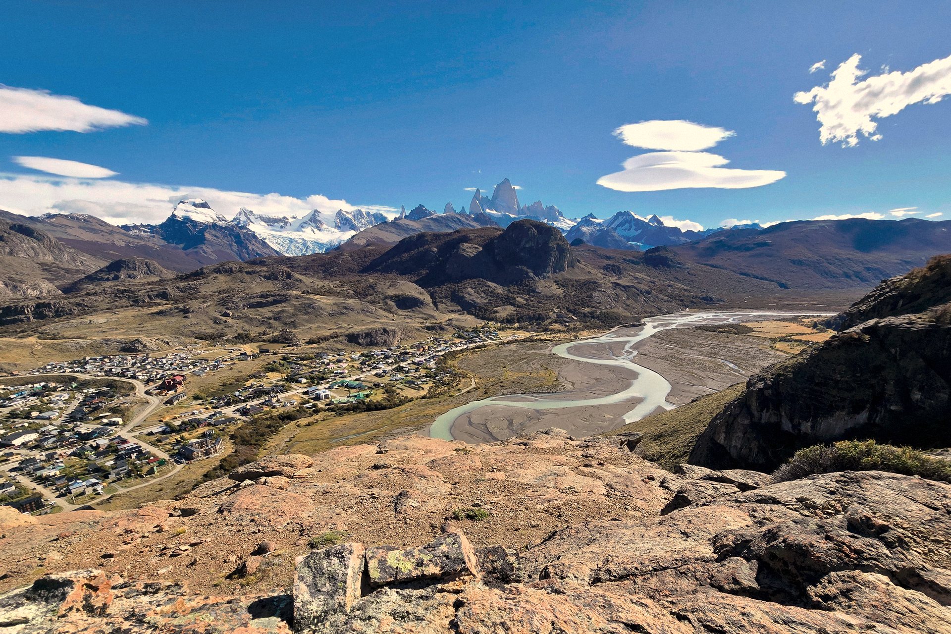Vale do rio de las Vueltas e o povoado de El Chaltén, com as montanhas ao fundo