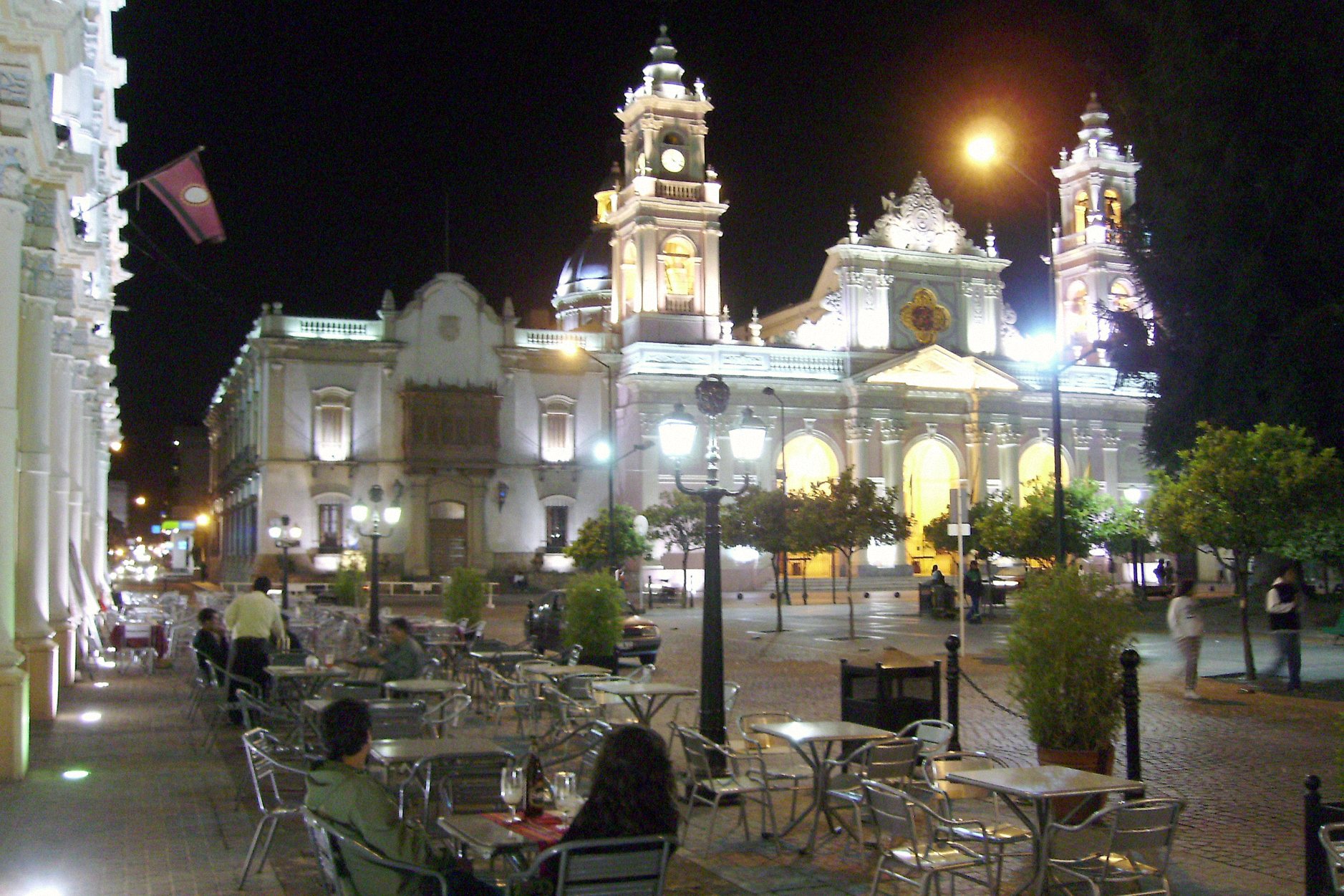 Catedral de Salta iluminada à noite, vista da praça