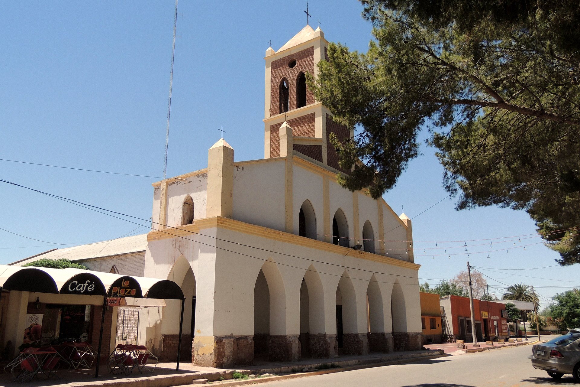 Igreja de Villa Unión, branca, com a torre de tijolos