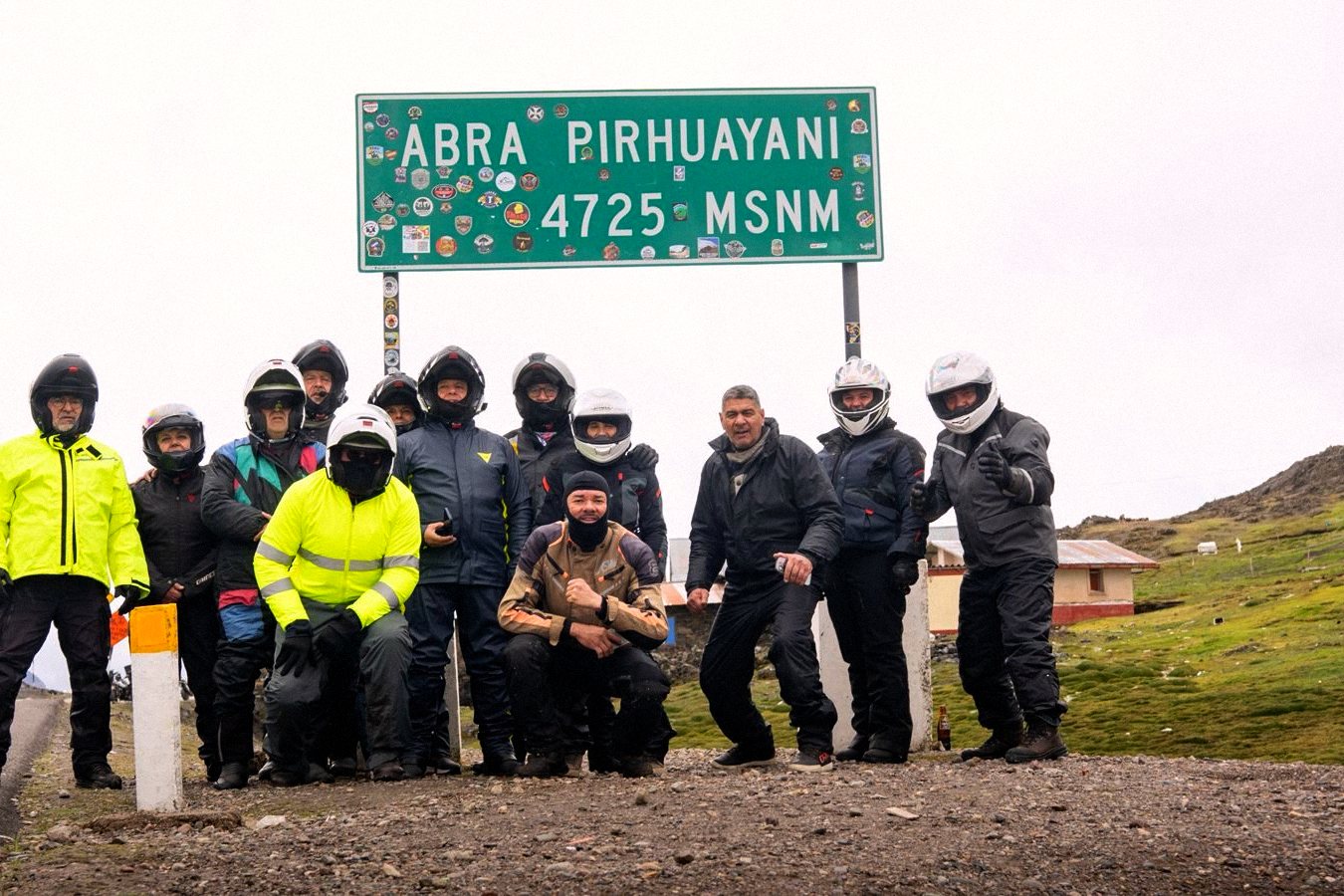 Grupo do tour com as motos numa estrada de montanha