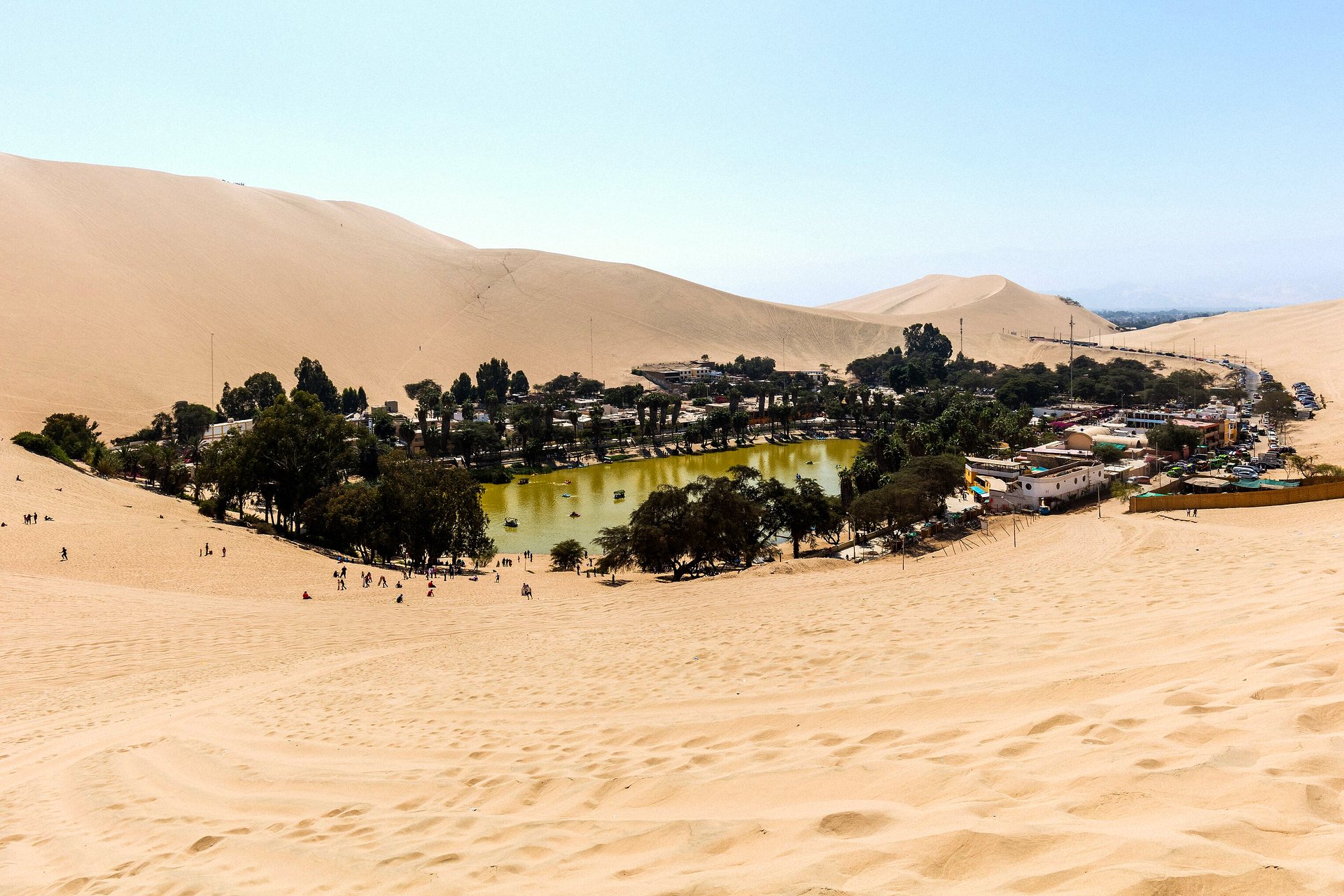Oásis de Huacachina cercado pelas dunas do deserto