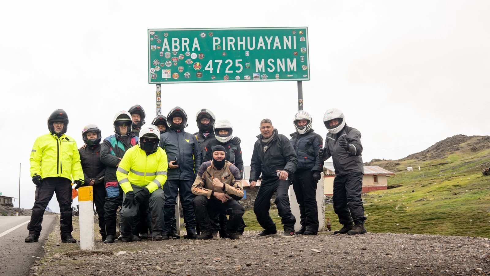 Grupo reunido na estrada durante o tour