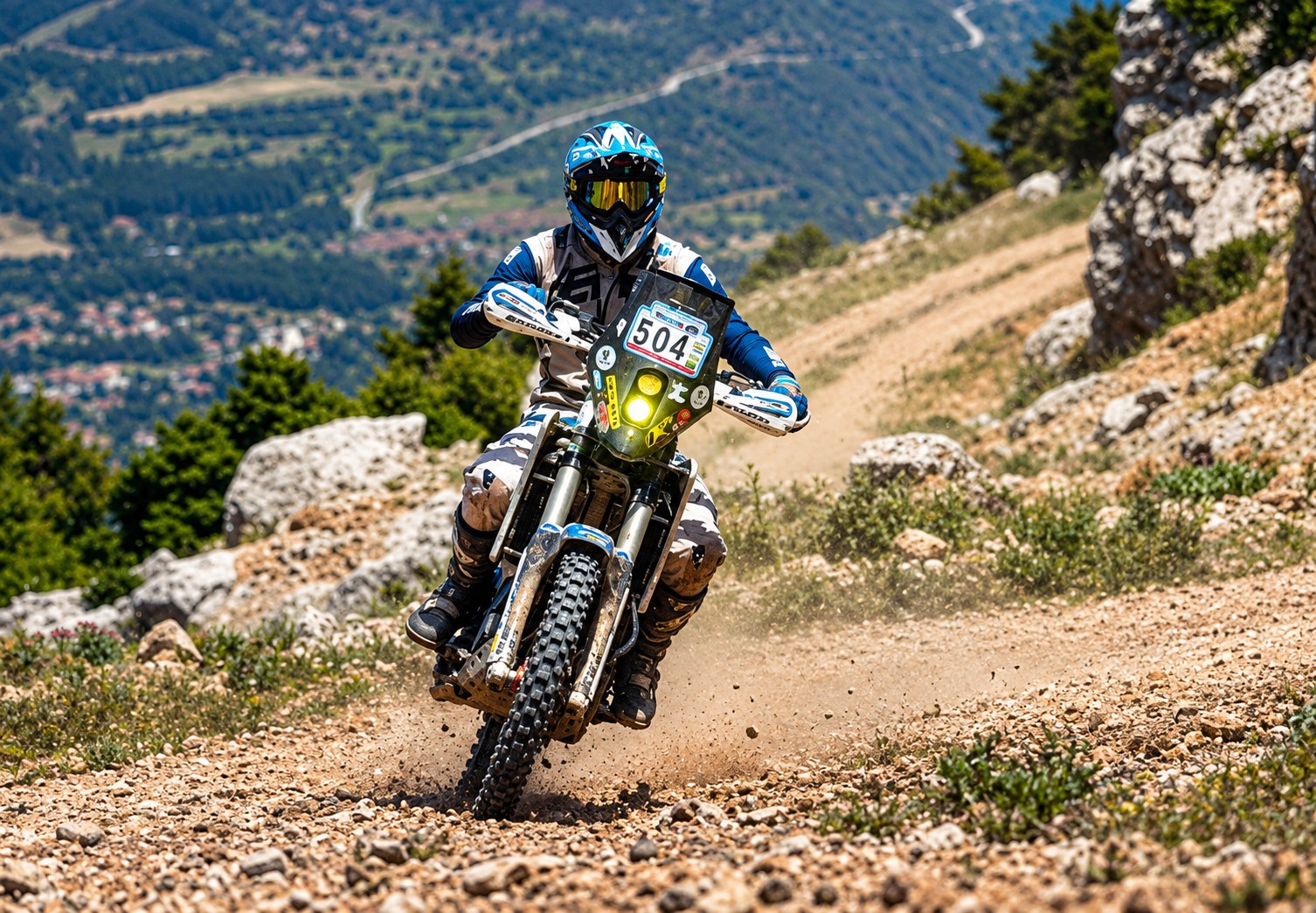 Piloto de rally com a moto número 504 numa trilha de pedras na montanha