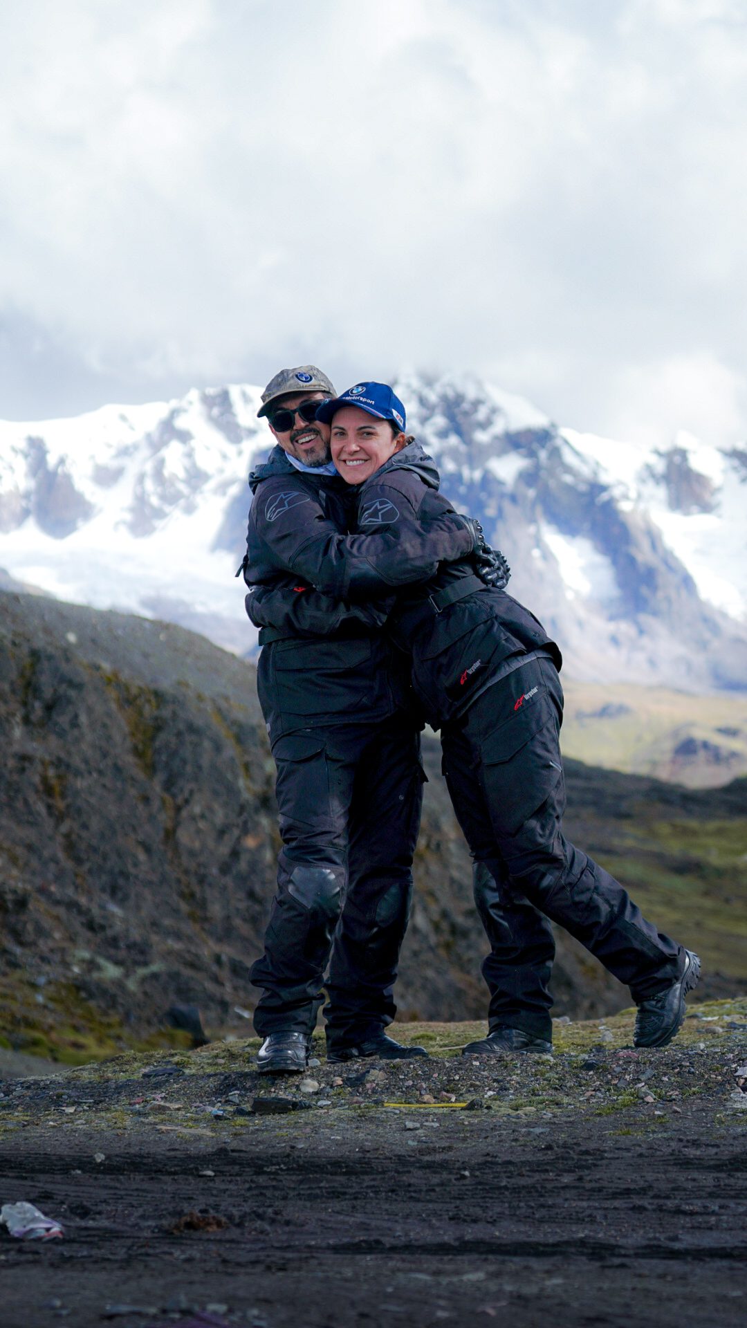 Piloto diante de picos nevados dos Andes