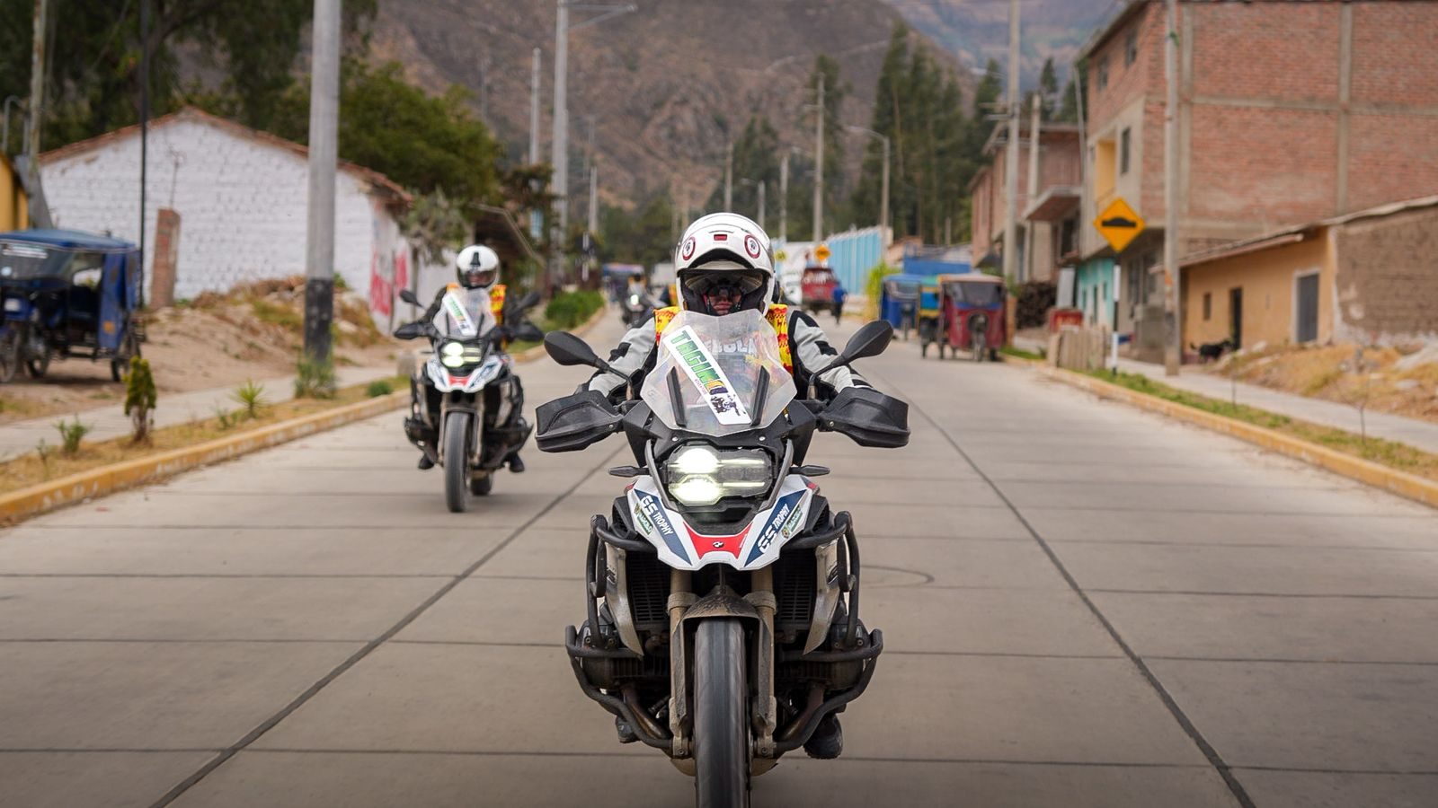 Piloto em moto adventure em rua da cidade