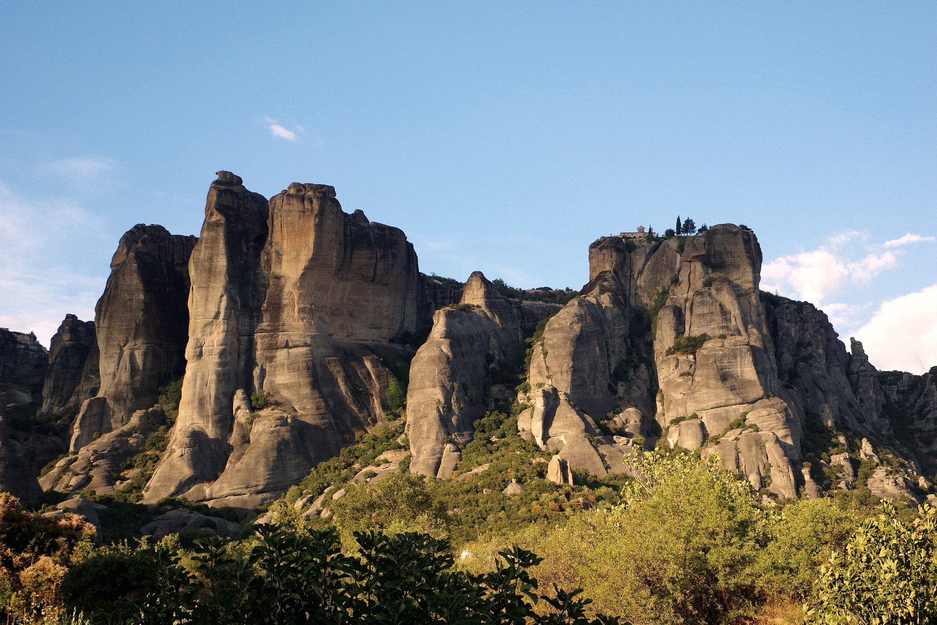 Rochedos de Meteora sobre o vale