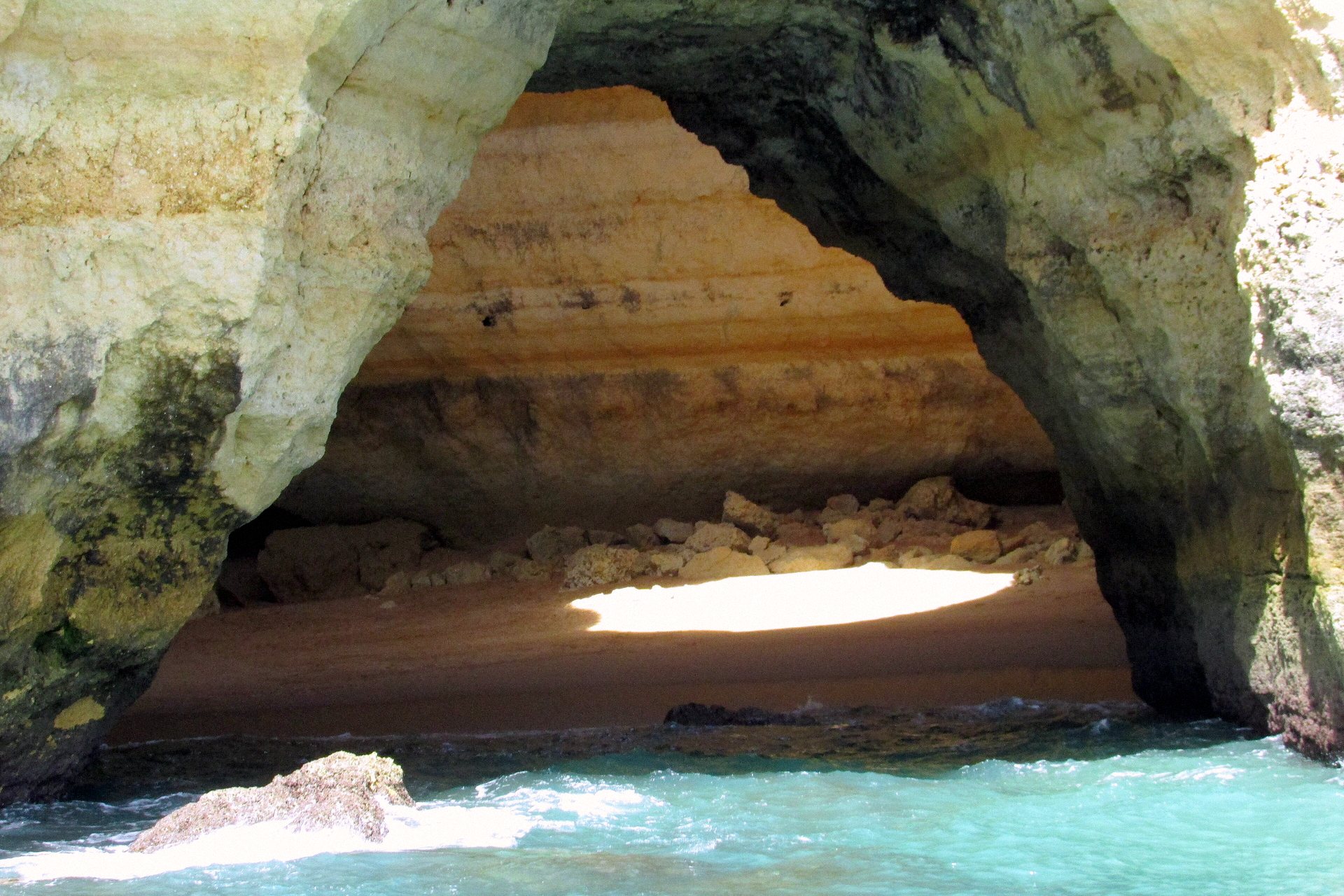 Gruta de Benagil com a abertura no teto, no Algarve