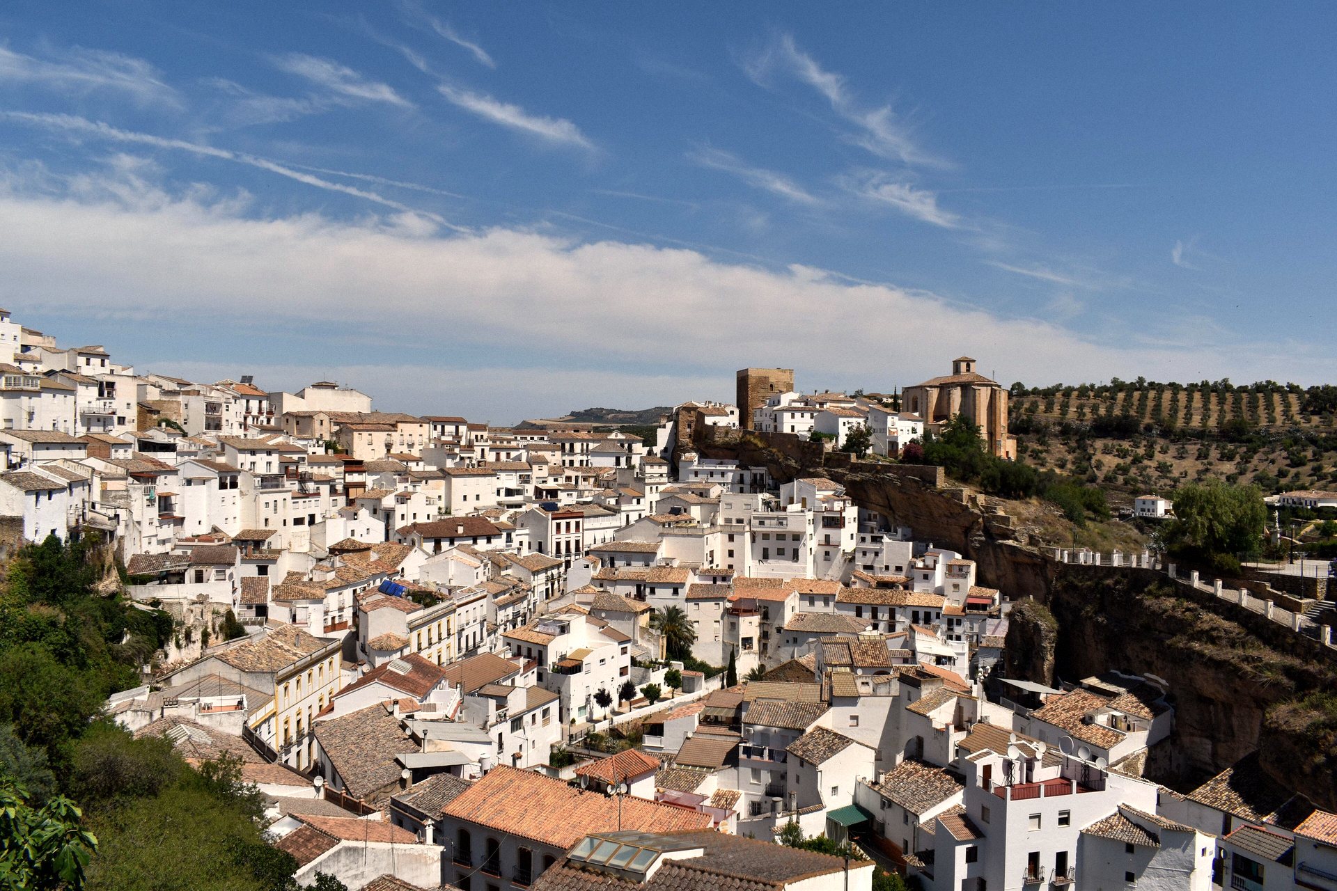 Casas brancas de Setenil de las Bodegas na encosta