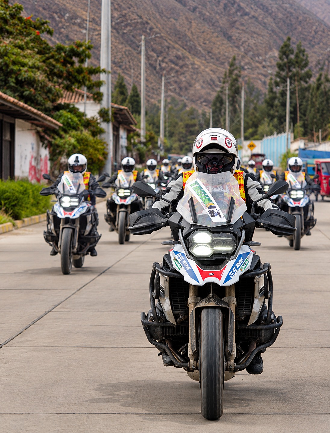 Grupo de motociclistas da Tagino Adventure em uma estrada, com um piloto em primeiro plano