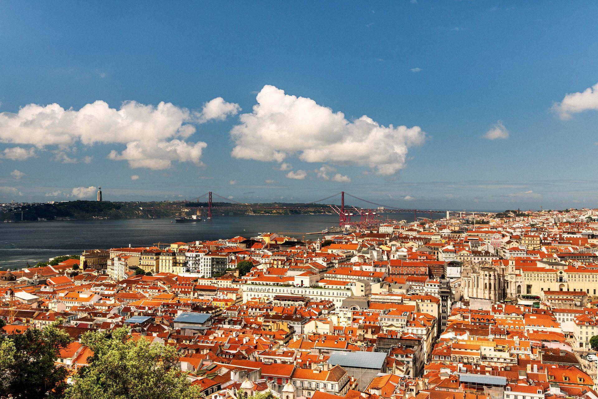 Telhados de Lisboa e o rio Tejo, com a ponte ao fundo
