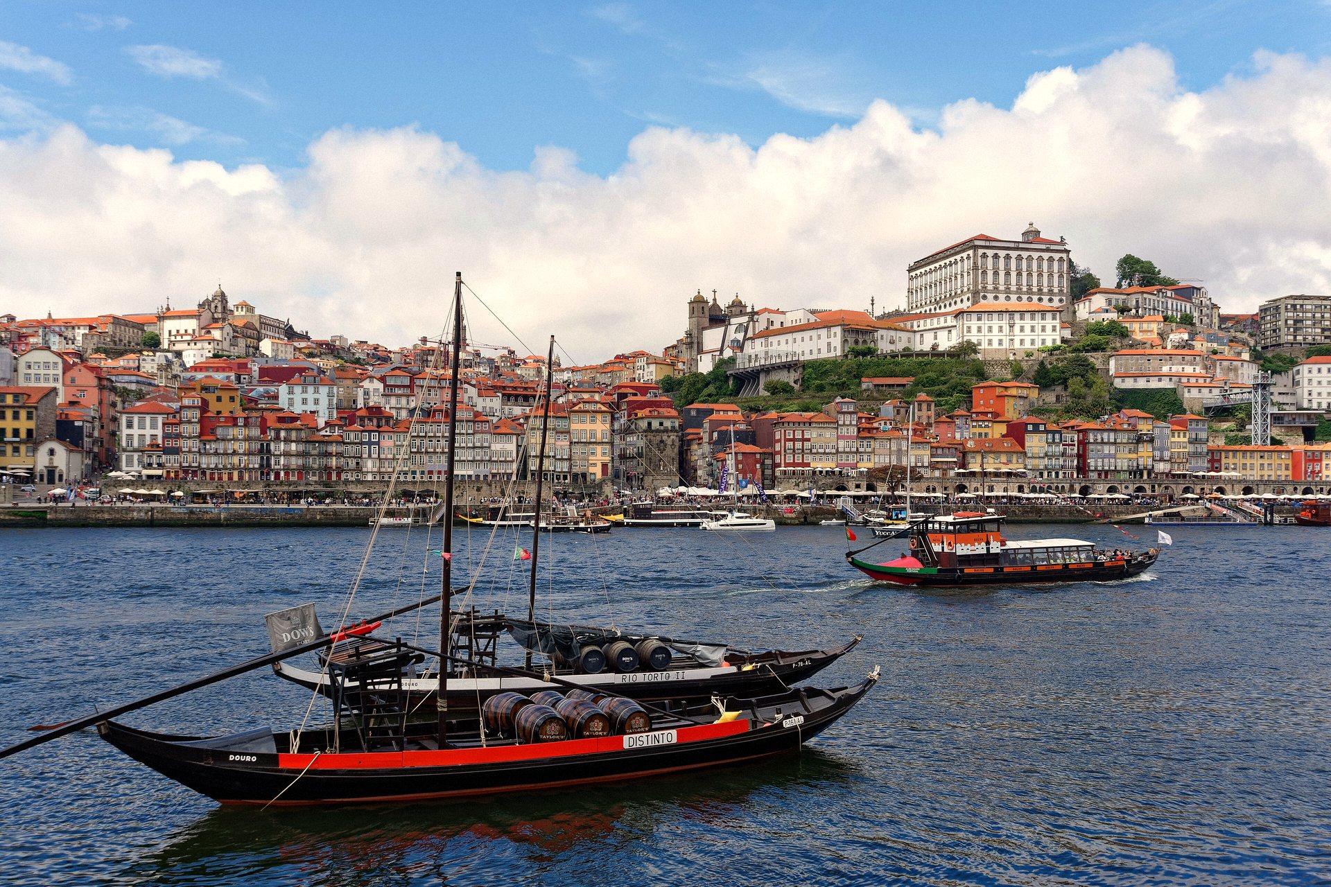 Barcos rabelos no Douro diante da Ribeira do Porto