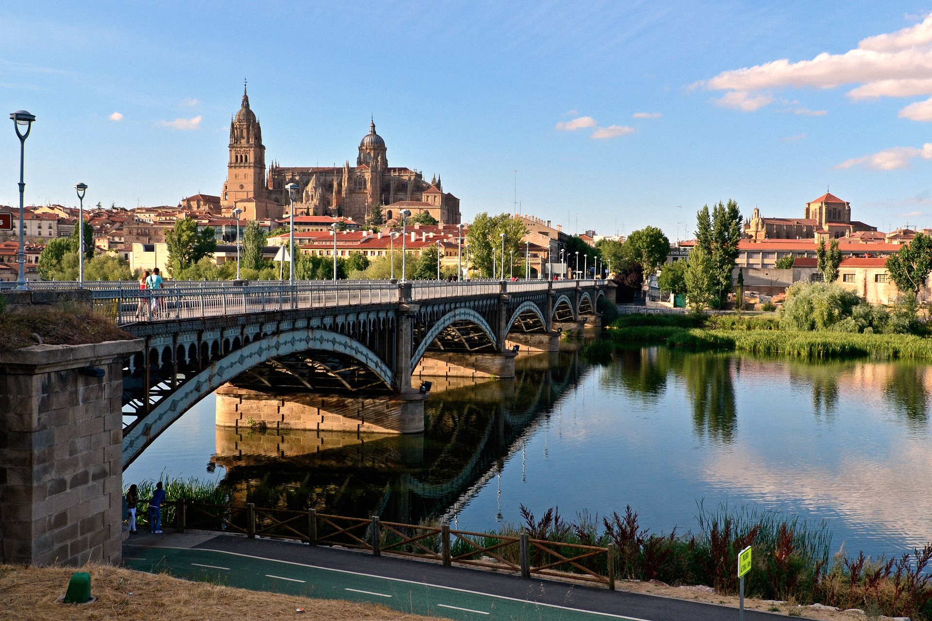Ponte sobre o rio Tormes e as catedrais de Salamanca