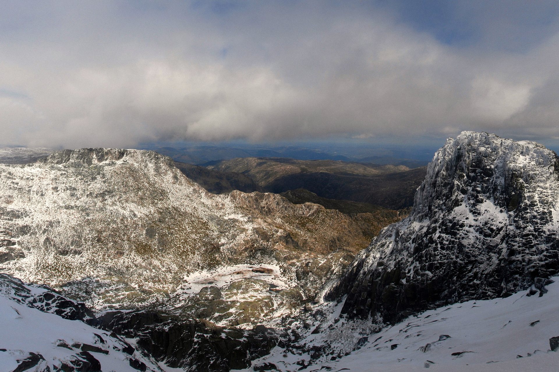 Picos rochosos da Serra da Estrela cobertos de neve