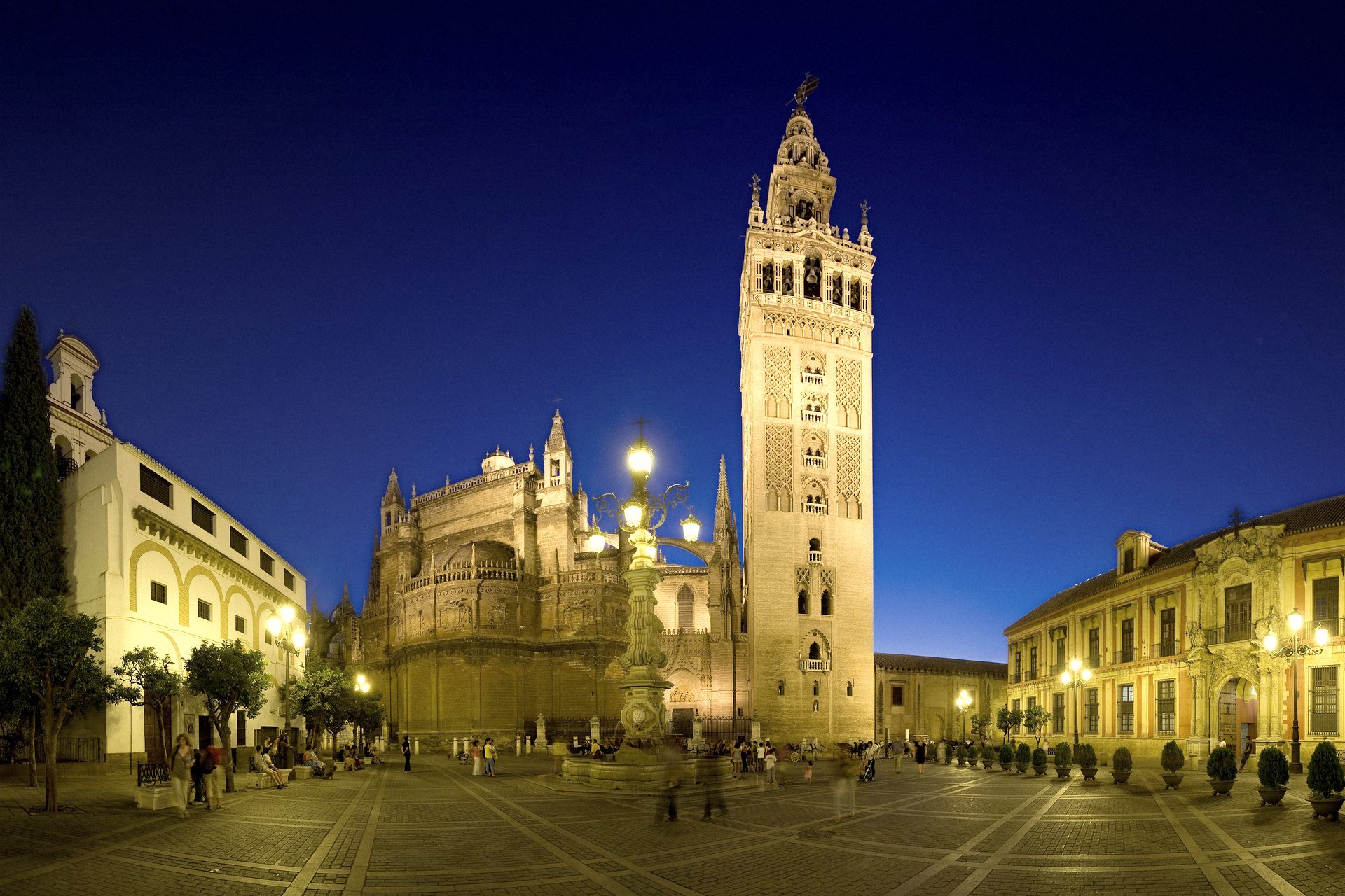 Catedral e a Giralda iluminadas à noite, em Sevilha