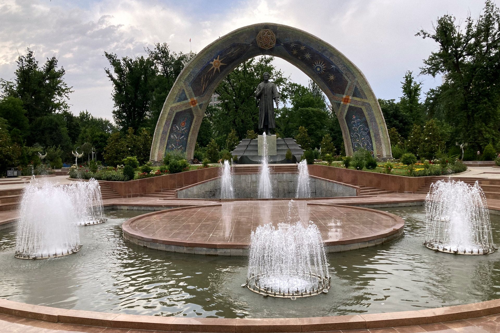 Arco e fontes no parque Rudaki, em Dushanbe