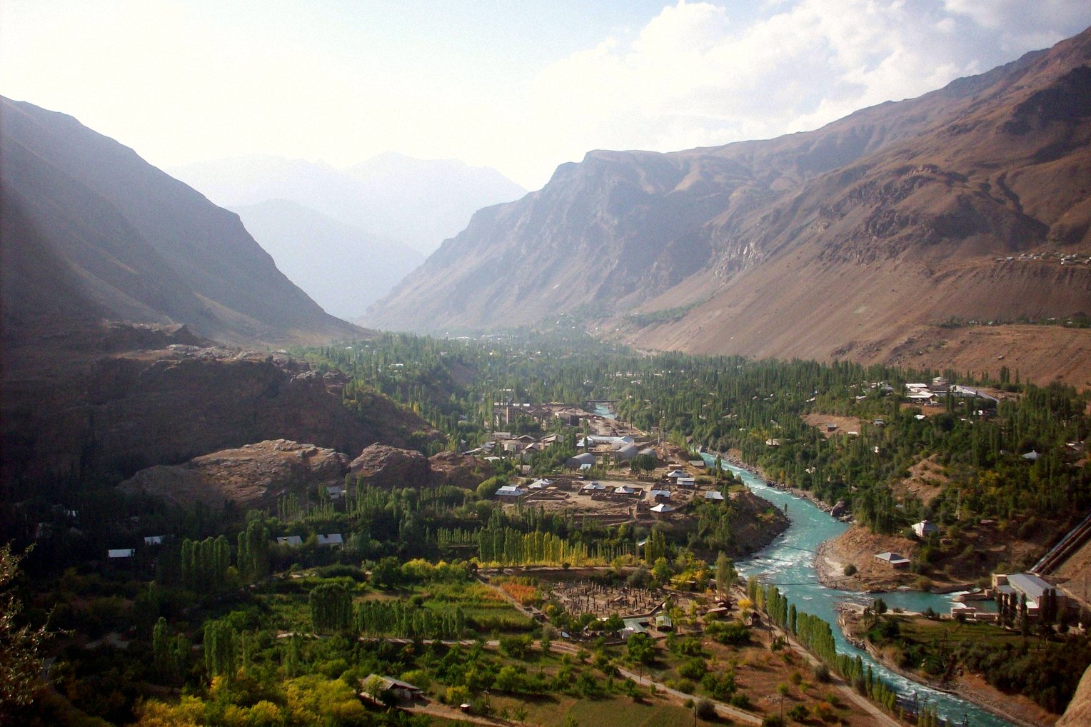 Khorog no vale do rio, entre as montanhas do Pamir