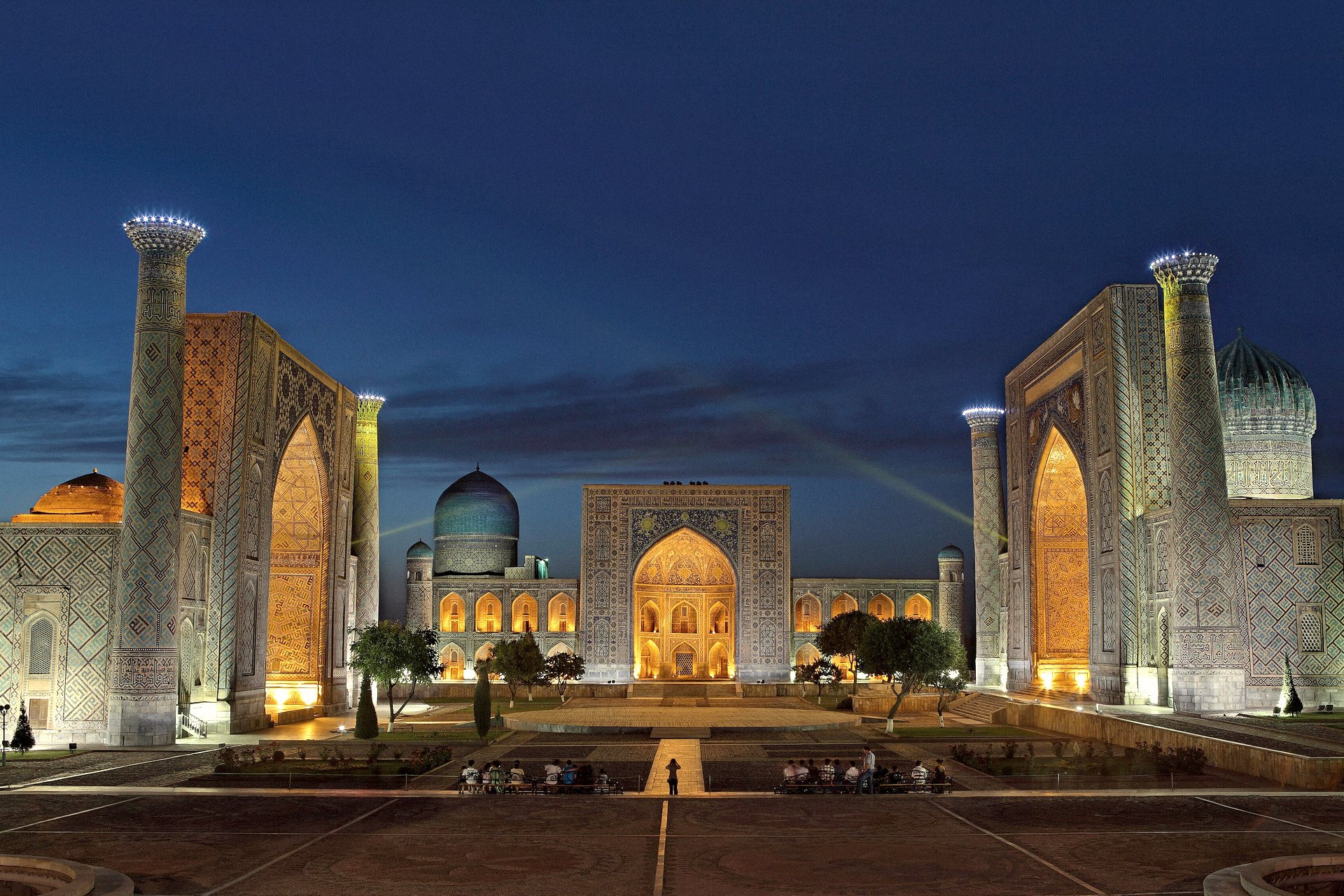Praça do Registan iluminada ao anoitecer, em Samarcanda