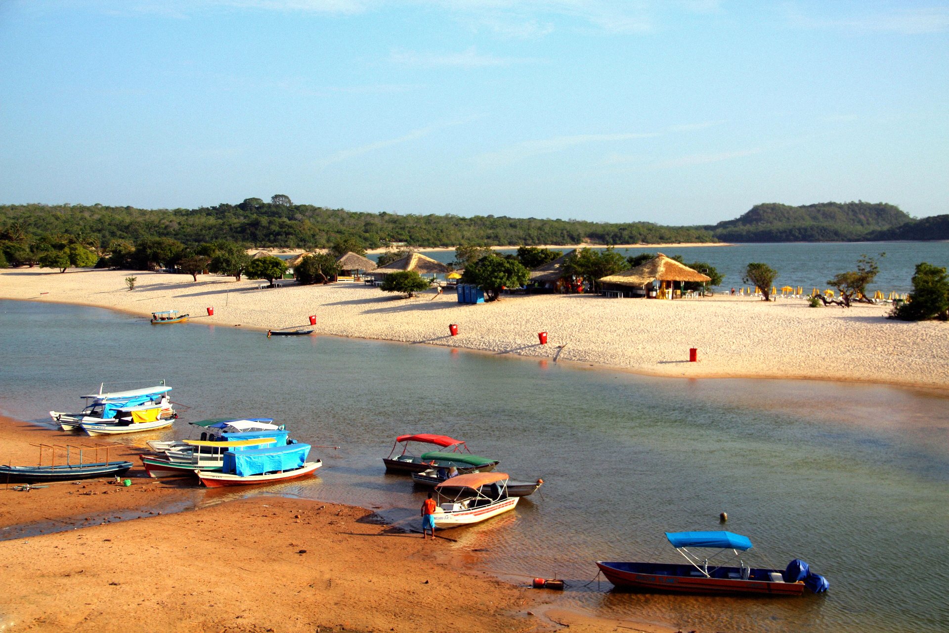 Barcos coloridos na praia de areia branca de Alter do Chão
