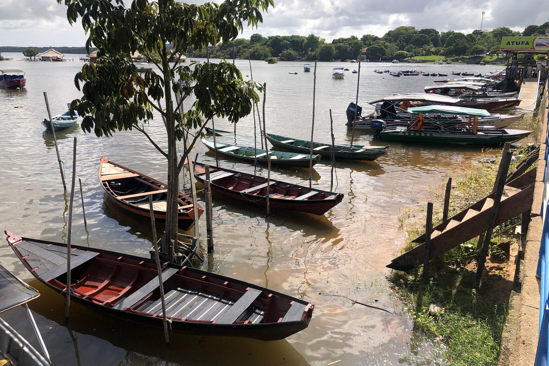 Canoas na beira do rio em Alter do Chão