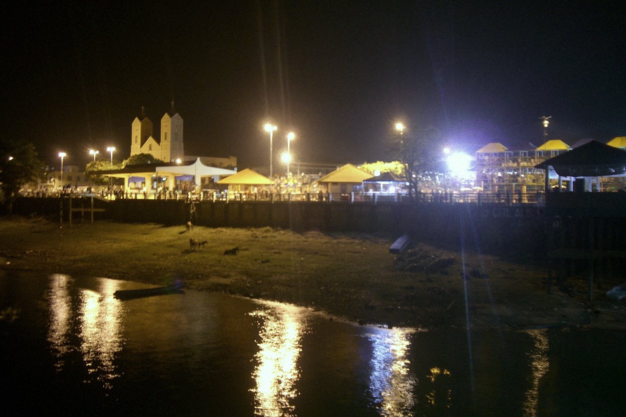 Orla de Itaituba iluminada à noite, à beira do Tapajós