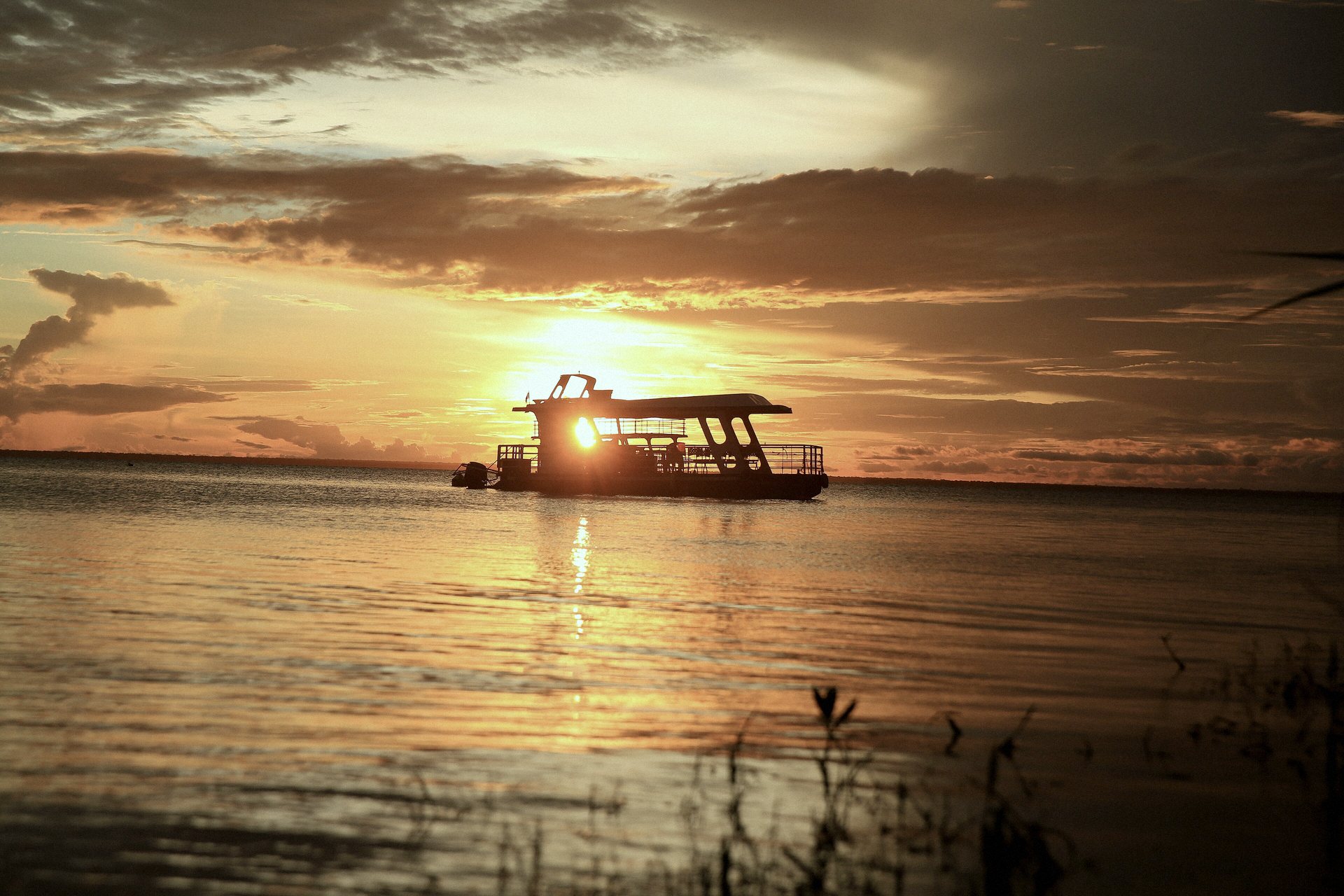 Barco no Rio Tapajós contra o sol se pondo