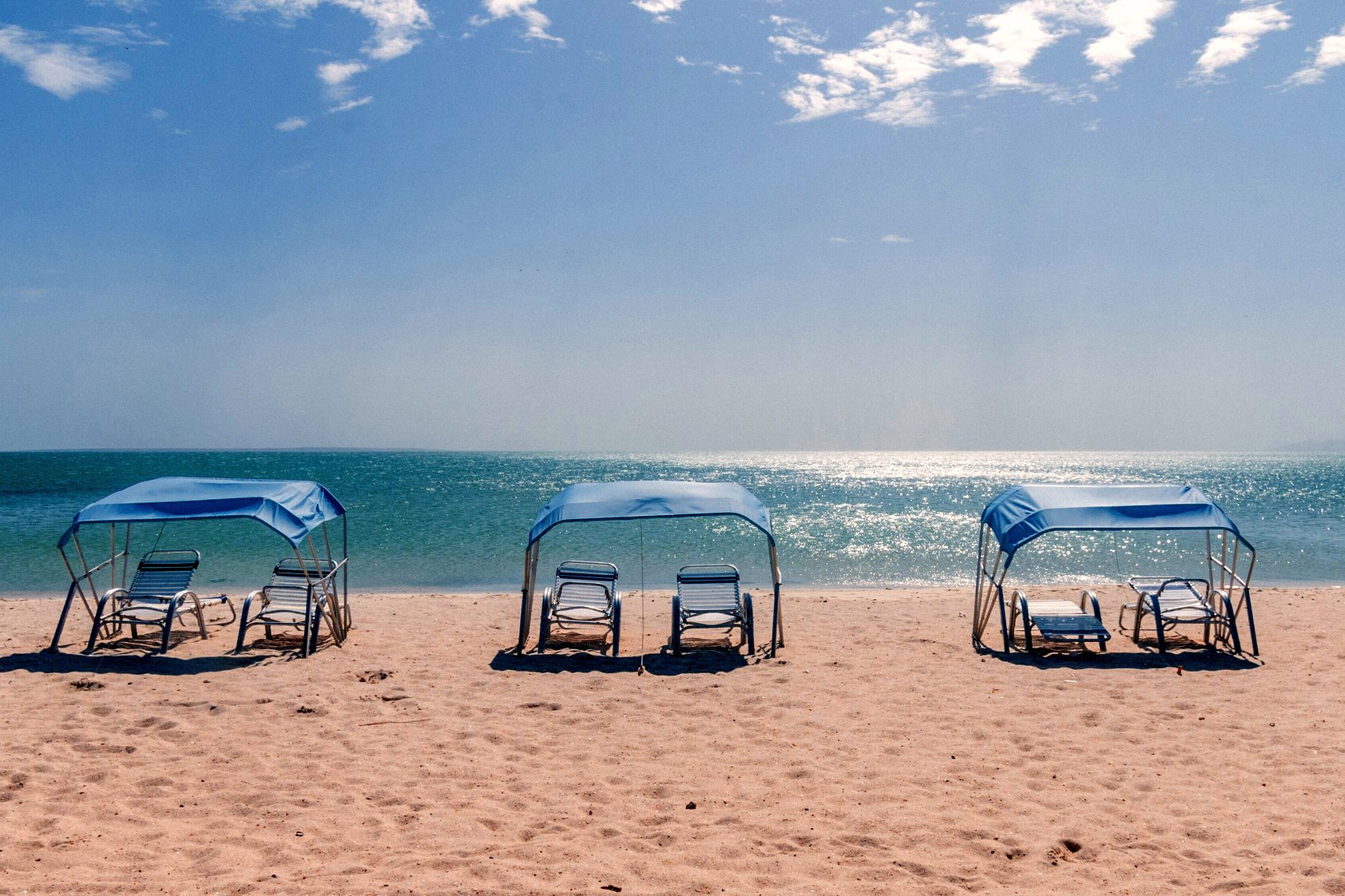 Praia de areia clara e mar calmo na Ilha Margarita