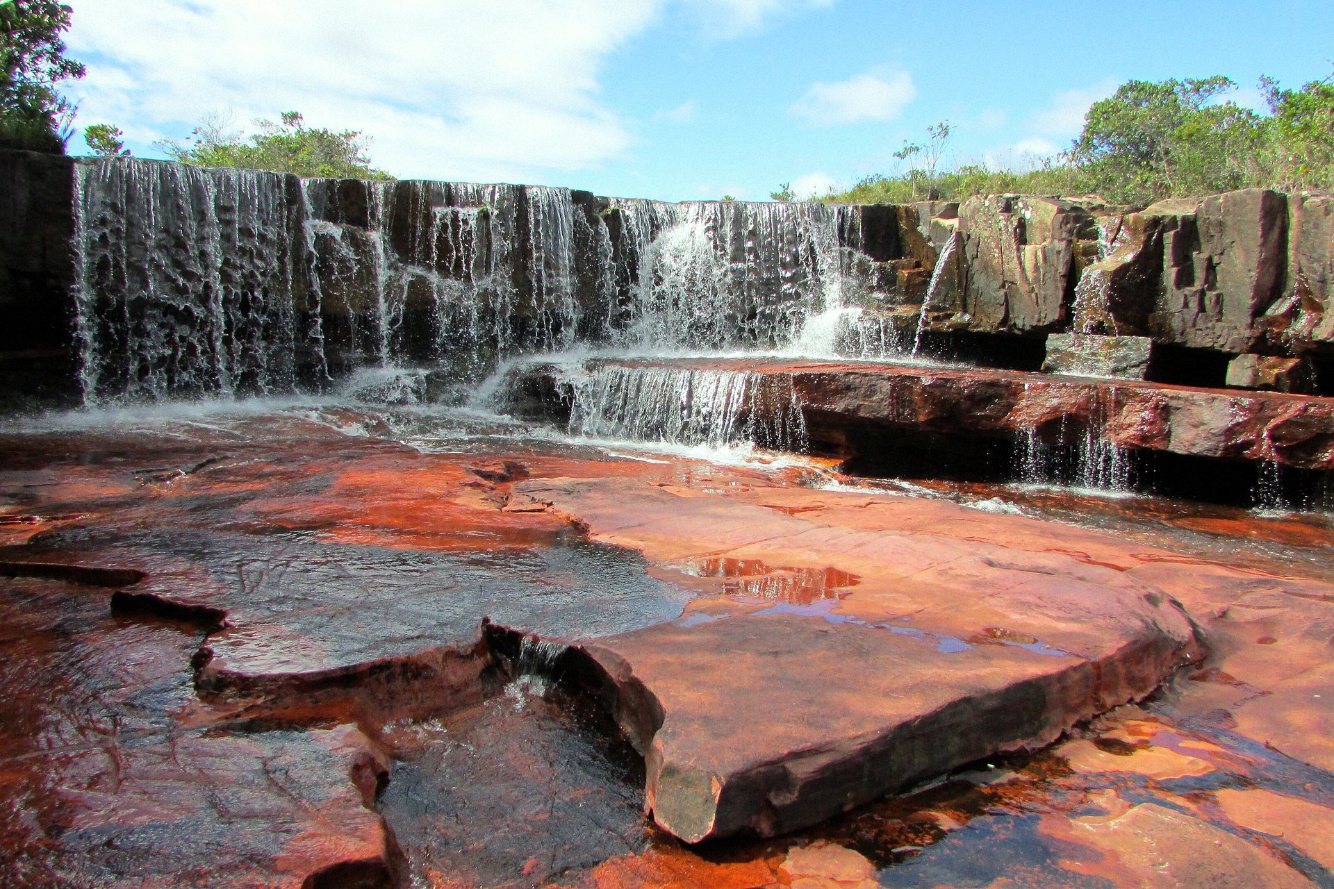 Cachoeira sobre pedra vermelha na Gran Sabana