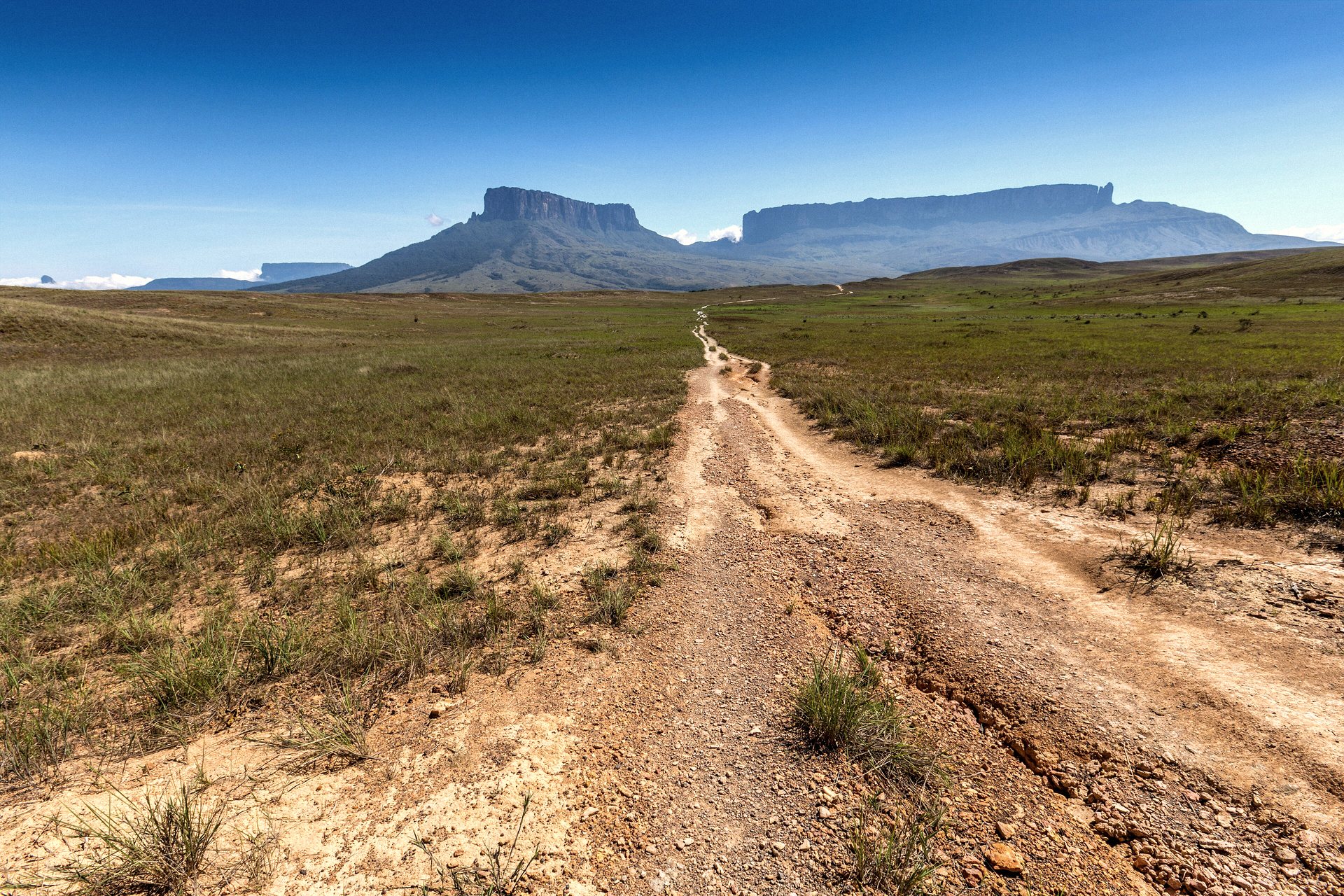 Trilha de terra na Gran Sabana rumo aos tepuis Roraima e Kukenán